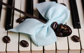 Coffee beans on piano - Kostenloses image #200935